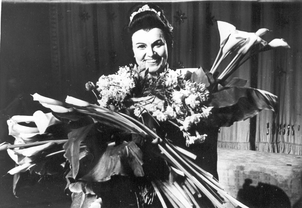 Foto. Maasik, Elsa pärast esinemist Riia RA Ooperi- ja Balletiteatris  G. Puccini ooperis "Madame Butterfly".