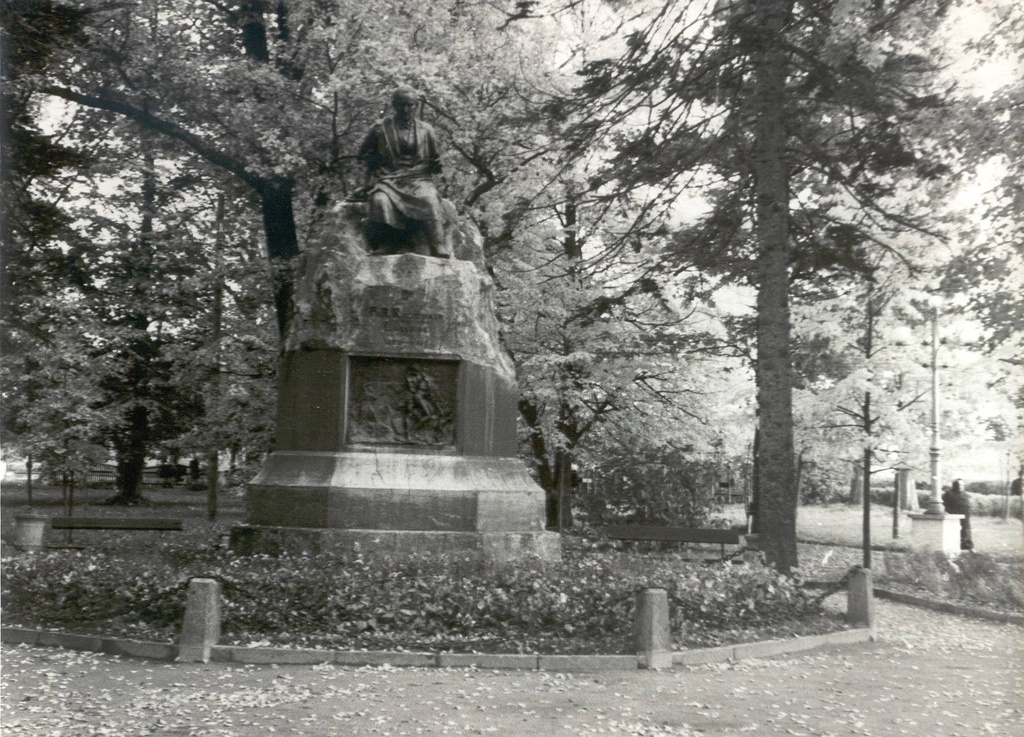 Foto. Dr. Fr. R. Kreutzwaldi monument Fr. R. Kreutzwaldi nimelises Võru linnapargis.