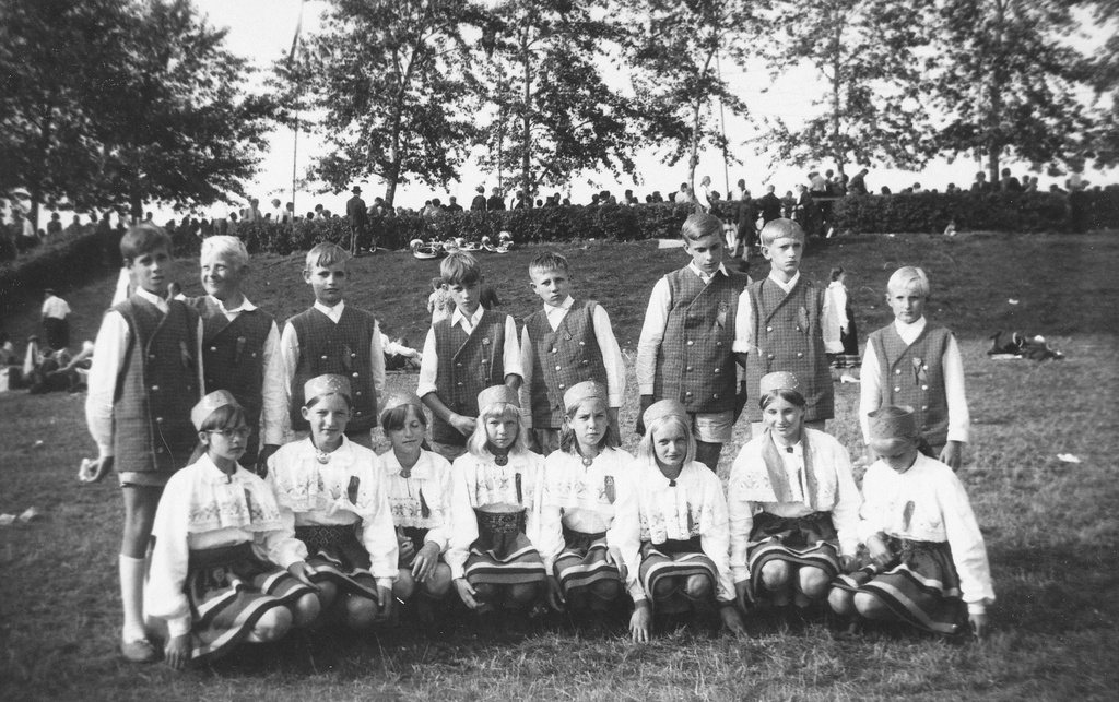 Foto. Rõuge pioneerid rahvatantsijad Tallinnas Komsomoli staadionil 1970.a. suvel.