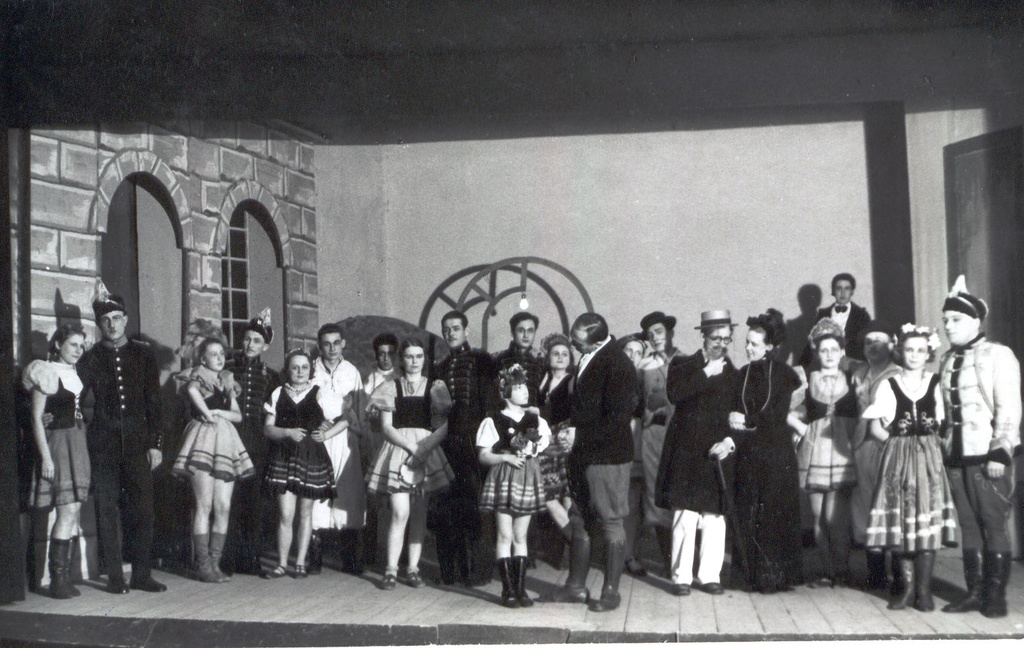 Foto. Stseen E. Valmre -H. Vatseli opereti opereti "Taevalik meloodia" lavastusest Kandles.