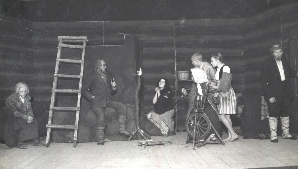 Foto. Stseen A. Kitzbergi draamast "Libahunt"  Kandles, esietendus 12.novembril 1935.a.