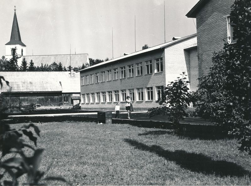 Foto. Kullamaa Keskkooli juurdeehitus 1978.a. Mustvalge.