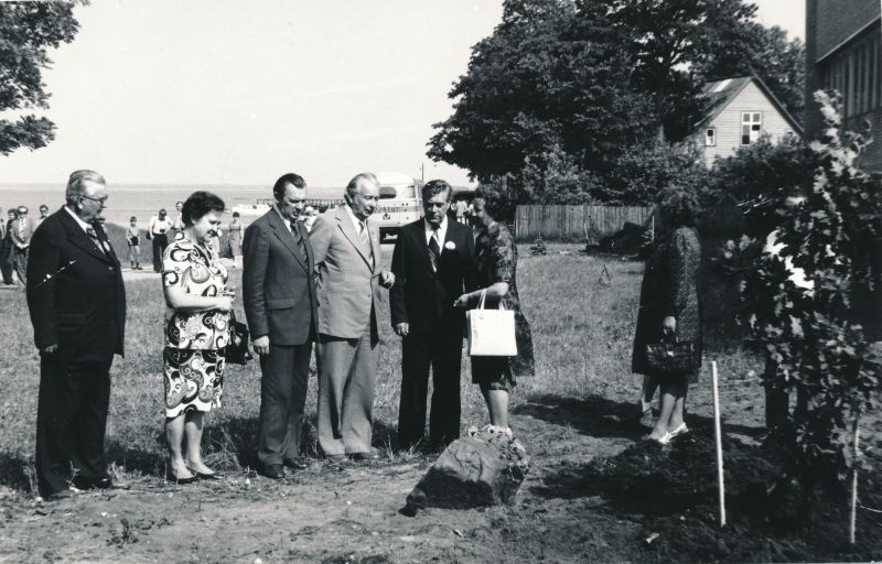 Foto. Seltskond Haapsalu linna 700. aastapäeva auks istutatud juubelitamme juures. 1979.