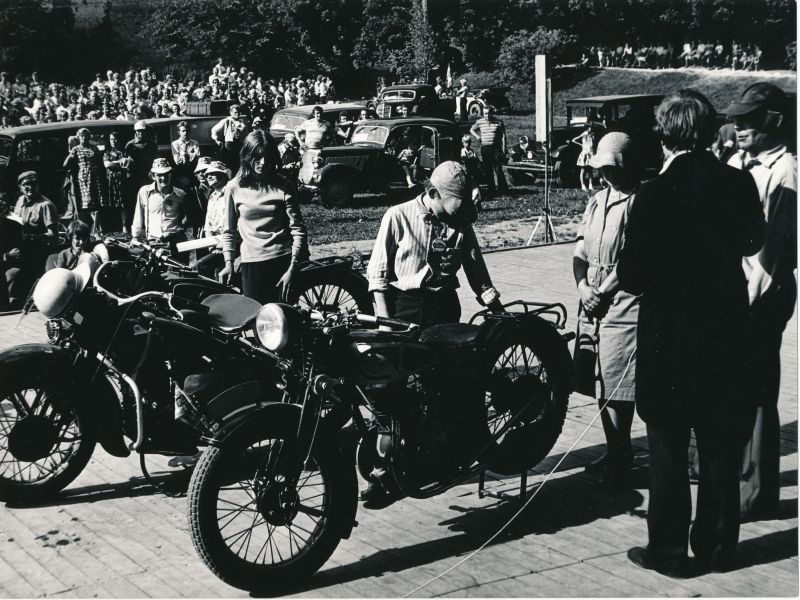 Foto. Haapsalu 700. aastapäevale pühendatud klubi "Unic" organiseeritud rallist osavõtvad masinad lossipargis.  Mustvalge.