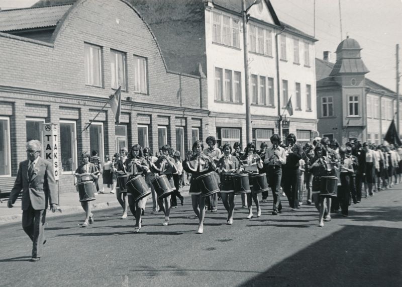 Foto. Haapsalu 700. aastapäeva pidustuste rongkäigus Tõnu Paomets ja puhkpilliorkester. 16.06.1979.a.  Mustvalge.