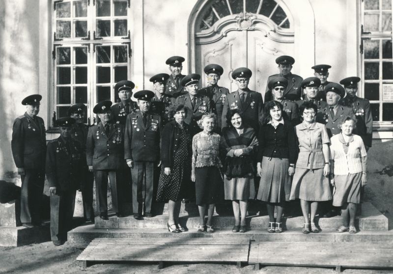 Foto. Sõjaveteranide ansambel "Tungal" Haapsalu Koduloomuuseumi muuseumipäeval. 1979. Ühispilt trepil.