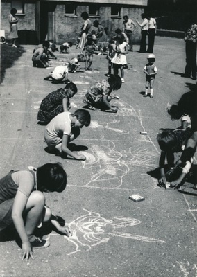 Foto. Laste kevadpäevadel Haapsalu KEK`is 1981. a. Asfaldijoonistamine.  similar photo
