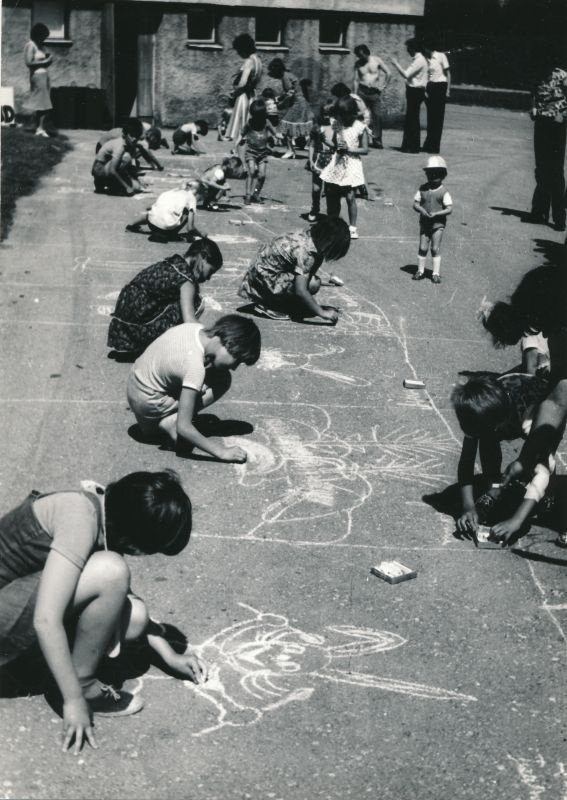 Foto. Laste kevadpäevadel Haapsalu KEK`is 1981. a. Asfaldijoonistamine.