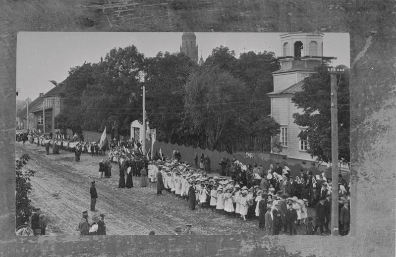 negatiiv, koopia fotost, Viljandi, Vaksali tn, õpilaste rongkäik, u 1910