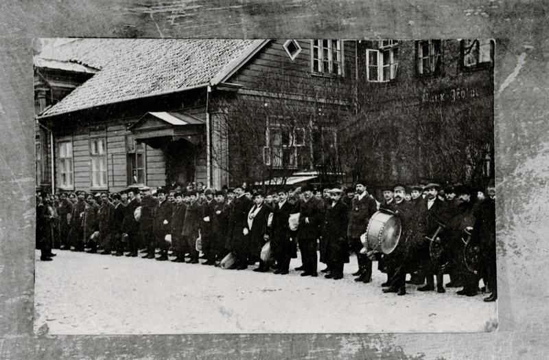 negatiiv, koopia fotost, Viljandi, I MS paranenud haavatud kasiino ees Posti tn, dets. 1914