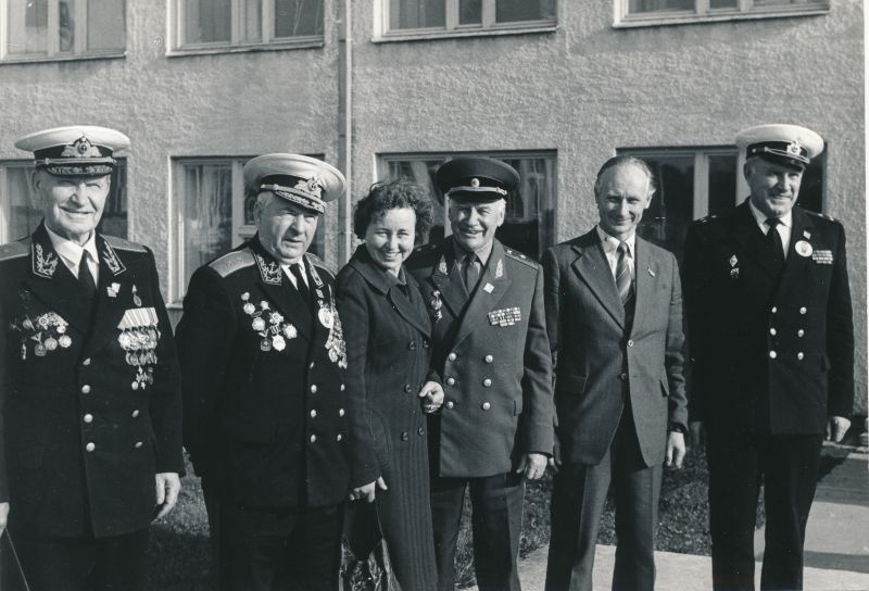 Foto. Osmussaare garnisoni veteranid koos  Laine Soosalu, Karl Aru ja Elmu Peegiga. 04.09.1981. a. Mustvalge.