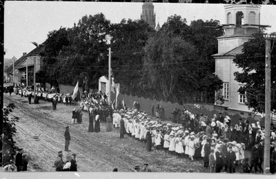 negatiiv, koopia fotost, Viljandi, Vaksali tn, kooliõpilaste rongkäik, u 1910  duplicate photo