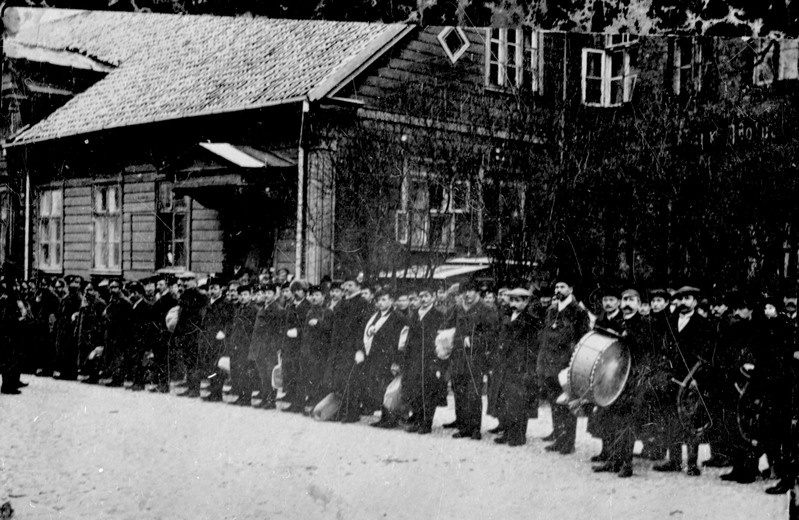 negatiiv, koopia fotost, Viljandi, paranenud haavatud kasiino ees Posti tn, 1914