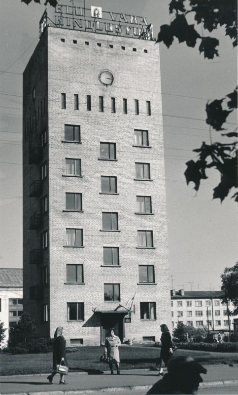 Foto. Veetorn-elamu Haapsalus, kus paikneb linna Täitekomitee. 1980.a. Mustvalge.