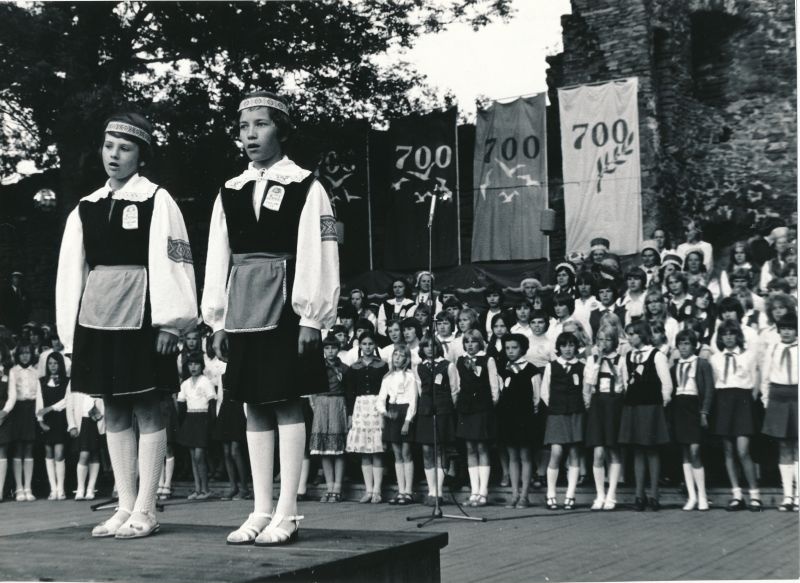 Foto. Haapsalu 700. aastapäeva pidustustel 1979. a. esinemas noored lauljad Raili Špitsmeister ja Regina Mihhonina.