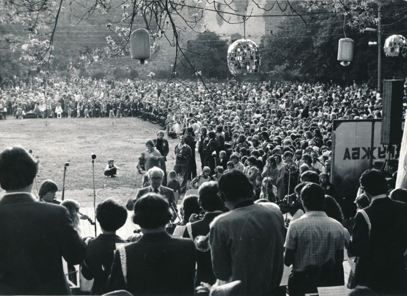 Foto. Vaade Haapsalu 700. aastapäeva pidustustel osalejatele lossipargis. Esiplaanil Tõnu Paomets. 1979.a. Mustvalge.