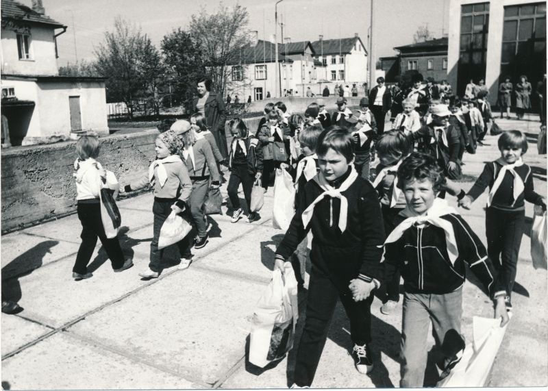 Foto. Rahvusvahelise lastekaitsepäeva tähistamine Haapsalus 1981. a. juunikuus. Rongkäigu algus kultuurmajast lossiparki.