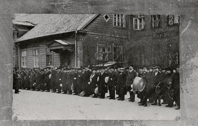 negatiiv, koopia fotost, Viljandi, Posti tn, tervenenud haavatute saatmine, detsember 1914  duplicate photo