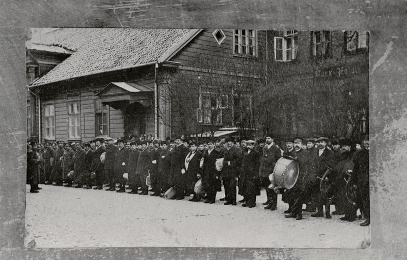 negatiiv, koopia fotost, Viljandi, Posti tn, tervenenud haavatute saatmine, detsember 1914