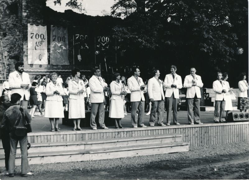 Foto. Haapsalu 700. aastapäeva pidustuste korraldav komisjon laval. 1979.a.  Mustvalge.