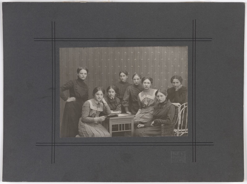 foto papil Viljandi Linna Tütarlastekool (Linnu tn 4), lõpetajad 1910 F J. Riet