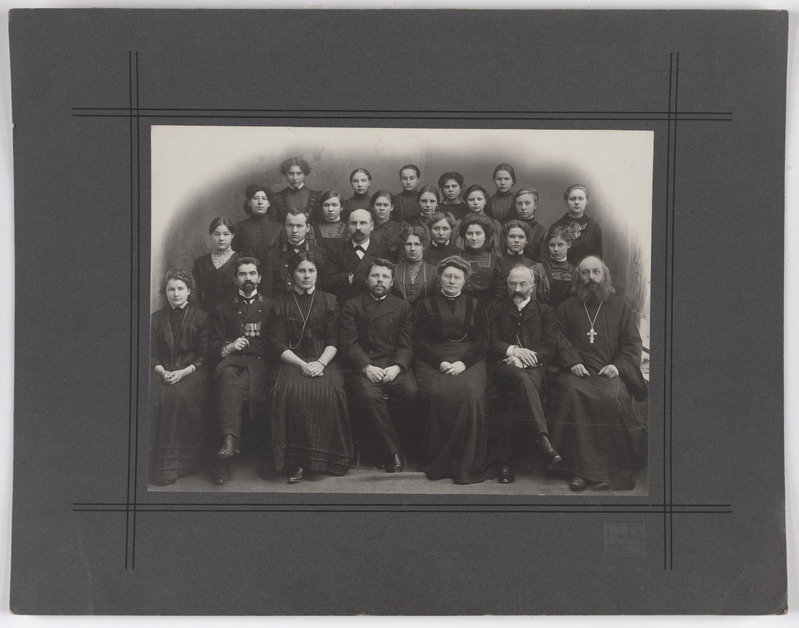 foto papil Viljandi  Linna Tütarlastekool (Linnu tn 4), õpilasi ja õpetajaid 1910 F J. Riet