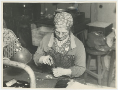 Artell "Presto", habemeajamisgarnituurkarbi kokkupanemine.  similar photo