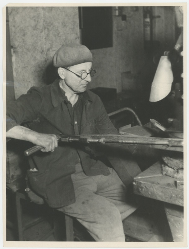 Artell "Presto", meestöötaja käsipressiga bakeliiti pressimas, Heina tänav 25.