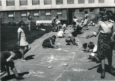 Foto. Laste kevadpäevadel Haapsalu KEKis: asfaldijoonistajad. 1981.a. Mustvalge.  similar photo