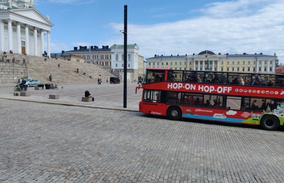 Memorial event for the people who died in the Kemi strike at the Senate, the public and cars on the Union Street. rephoto