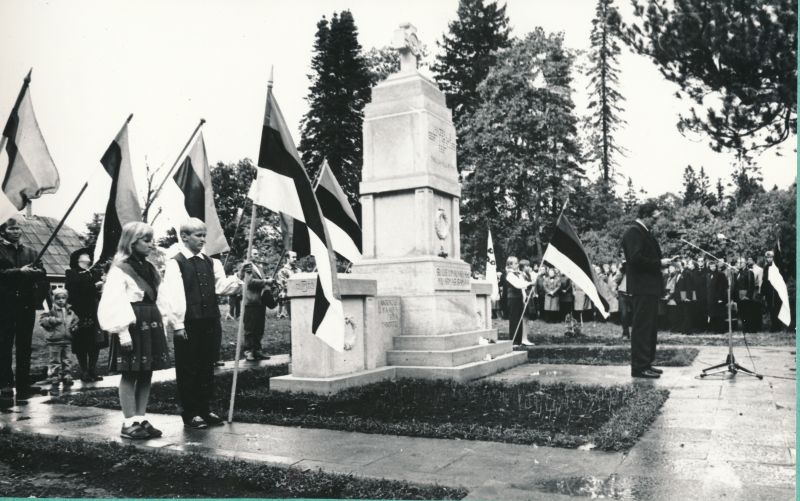 Foto. Kullamaa Vabadussõja mälestussamba taasavamine. Kõneleb Ants-Aarne Leppikson.  1989. Albumis.