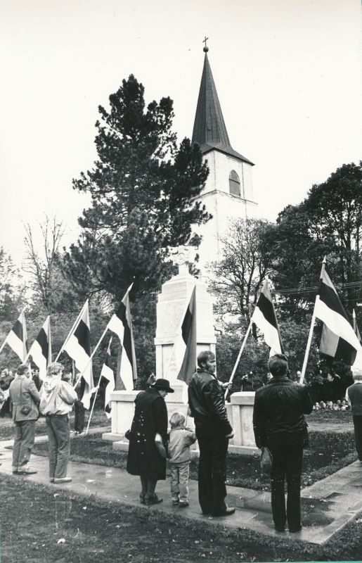 Foto. Kullamaa Vabadussõja mälestussamba taasavamine. 1989. Albumis.