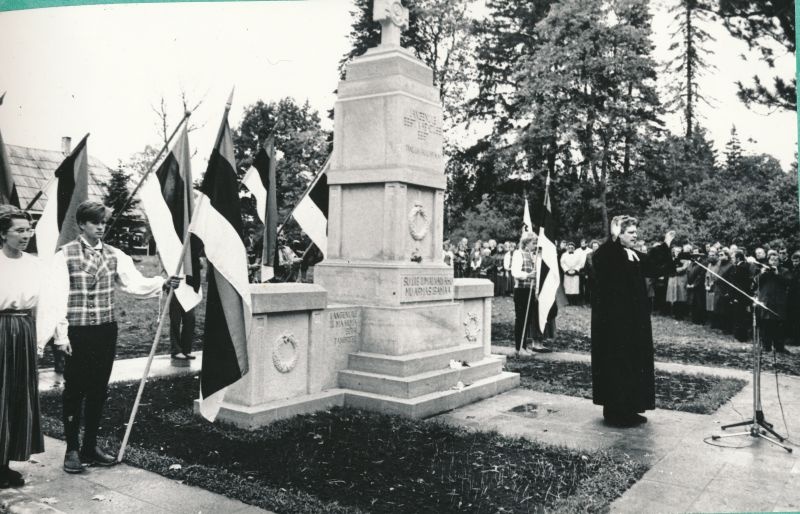 Foto. Kullamaa Vabadussõja mälestussamba taasavamine ja õnnistamine. 1989. Albumis.