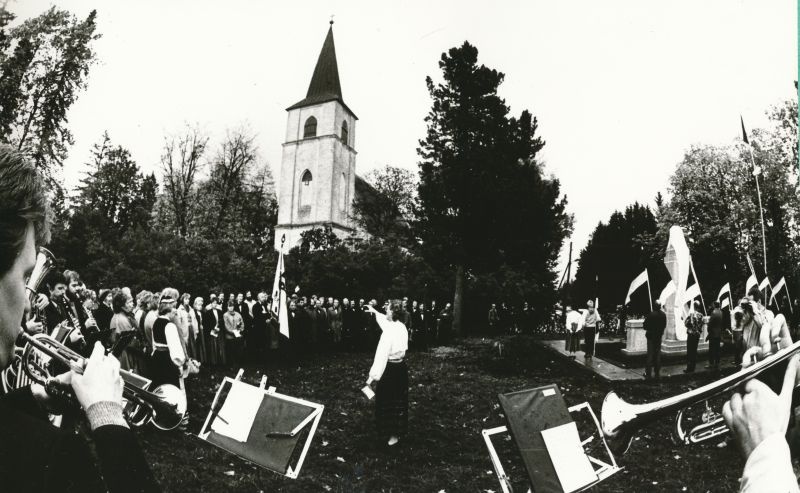 Foto. Kullamaa Vabadussõja mälestussamba taasavamine. Esinevad koorid ja puhkpilliorkester. 1989. Albumis.