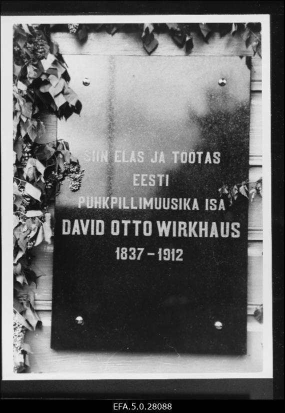 Pasunakooride juubelipidustustel Väägveres avatud Eesti puhkpillimuusika isa David Otto Wirkhausi mälestustahvel.