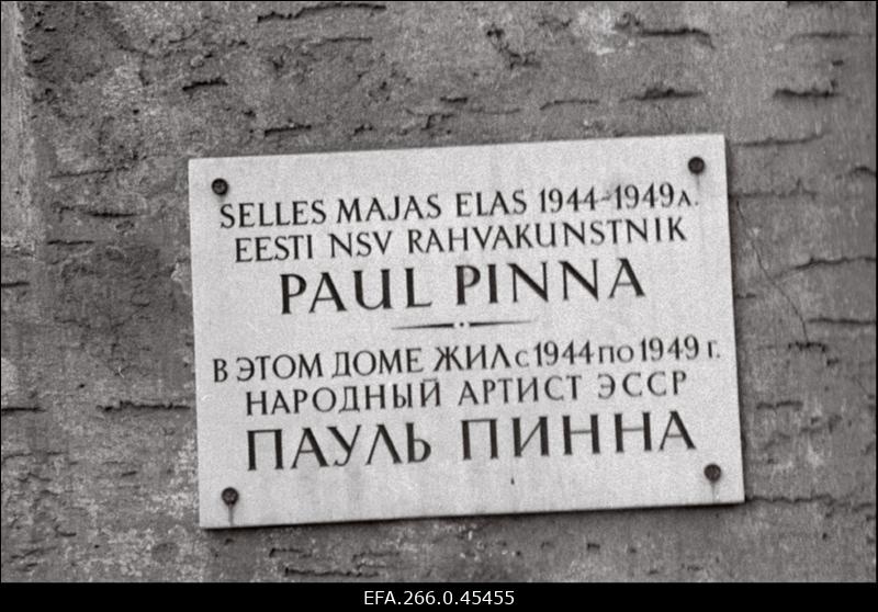 Mälestustahvel hoonel Narva maanteel, kus elas 1944-1949. aastal Eesti NSV rahvakunstnik Paul Pinna.