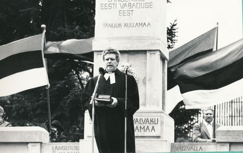 Foto. Kullamaa Vabadussõja mälestussamba taasavamine. Kõneleb Ants Leedjärv. 1989. Albumis.