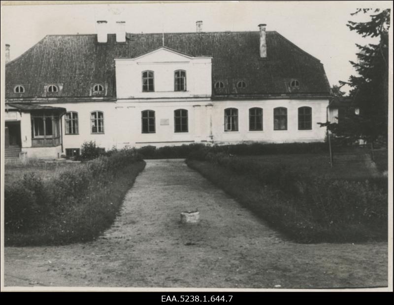 Hellenurme mõisa peahoone, seinal mälestustahvel A. von Middendorffile