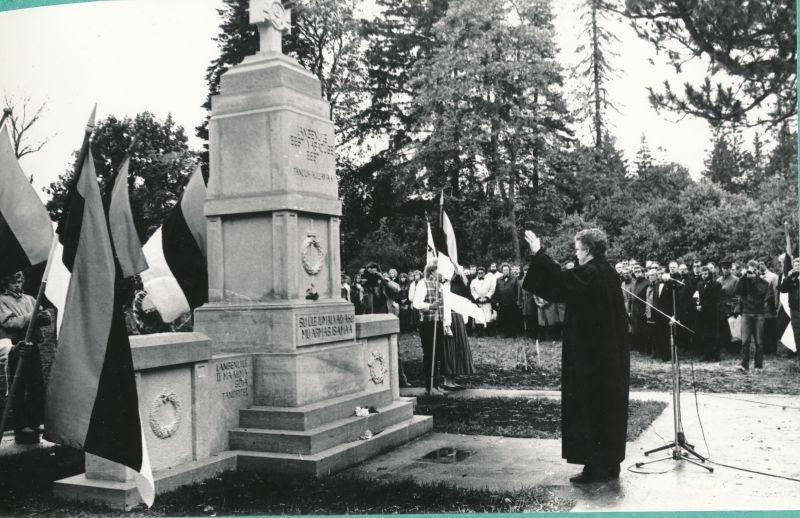 Foto. Kullamaa Vabadussõja mälestussamba taasavamine ja õnnistamine. 1989. Albumis.