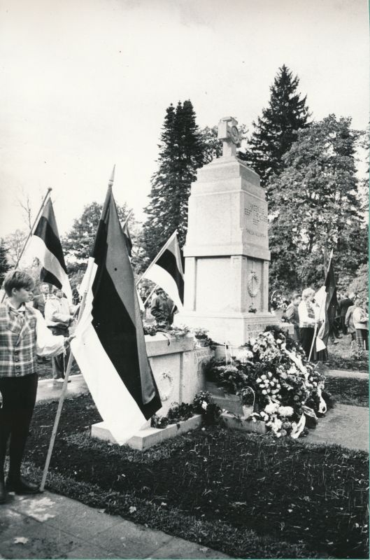 Foto. Kullamaa Vabadussõja mälestussamba taasavamine. 1989. Albumis.