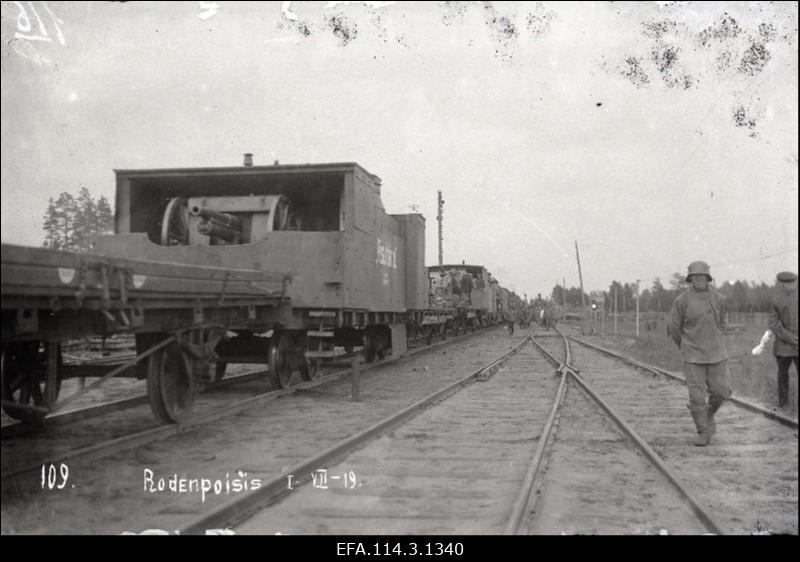 Vabadussõda. Laiarööpaline soomusrong Kapten Irv (nr.1) Rodenpoisi (Ropaži) raudteejaamas. Esiplaanil suurtükiplatvorm Pisuhänd.