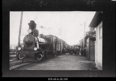 Sakala Jalaväerügemendi ešelon Viljandi raudteejaamas pärast Petseri laagrist saabumist.  duplicate photo