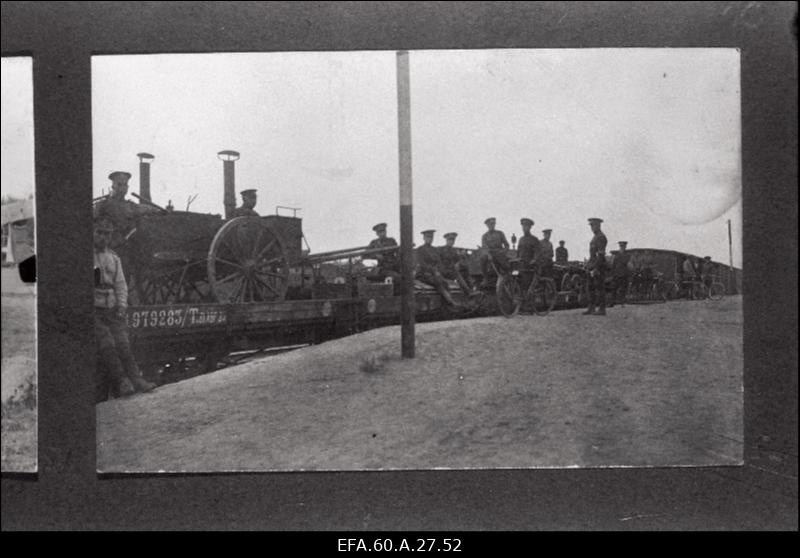 Sakala Jalaväerügemendi väliköögid raudteeplatvormil Petseri raudteejaamas.