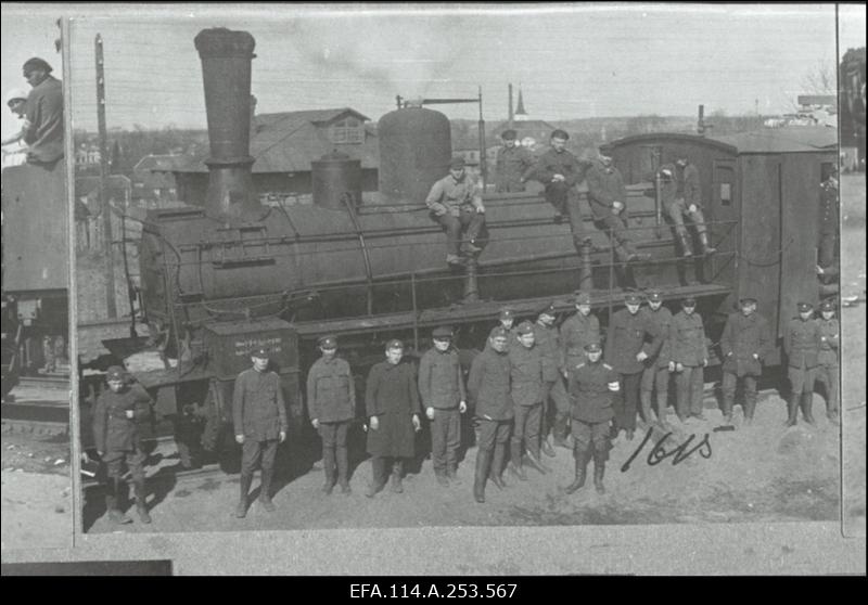 Vabadussõda. Laiarööpalise soomusrongi nr.5 vedur ja rongi tehniline komando. Esiplaanil (käiselindiga) rongi komandant alamkapten Ernst Grasmandorf (Soomuste). Veduril paremalt teine vedurijuht Roman Smirnov (Sildam)?