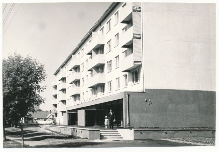 Foto. Uusehitusi Haapsalus. Lihula kauplus ja elamu. 1969.