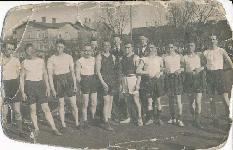 Grupp sportlasi Tallinnas Kalevi platsil