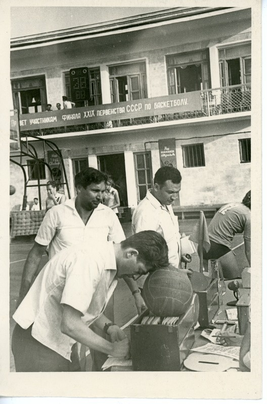 Treener E. Naarits 29. NSVL meistrivõistlustel korvpallis