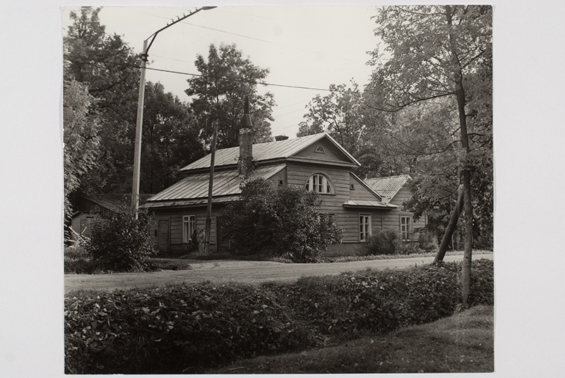 Elamu Pärnu maantee 53. Momendil kasutatakse avariipinnana. Ehitanud arvatavasti 1832.-40. aastal "Harmonie".