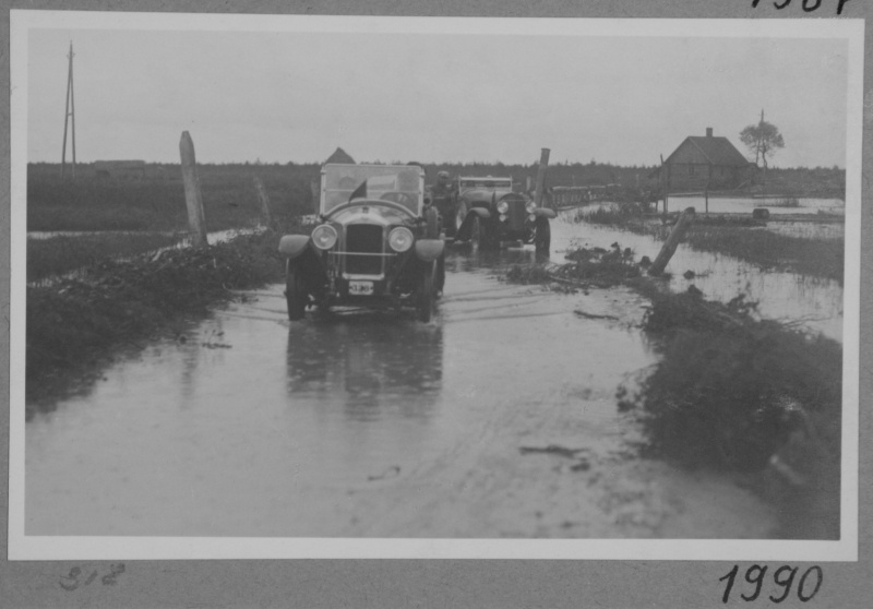 Autod vihmast mudaseks sõidetud teel.