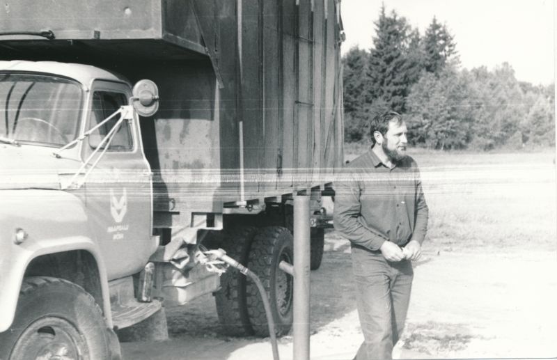 Foto. Haapsalu TREV - Nõva. Variku laos autode tankimine.